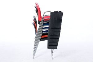 Gestapelt steht der Mila SP ST auch mit Tischchen sicher